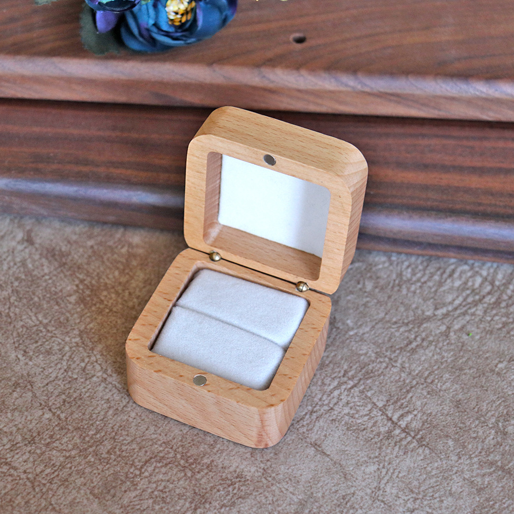 Single ring Beech box with soft white lining.